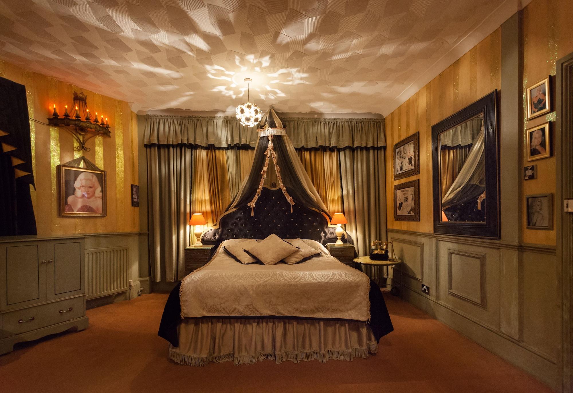 Double Bed, Parlor