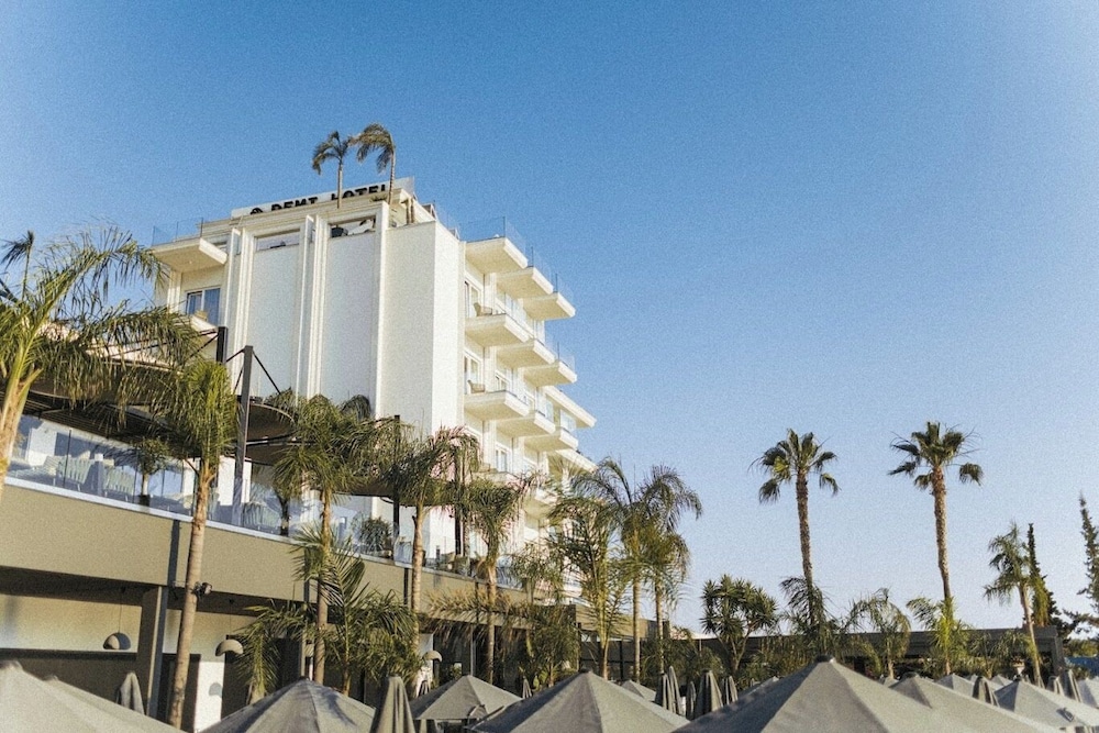Demi Hotel 50/55