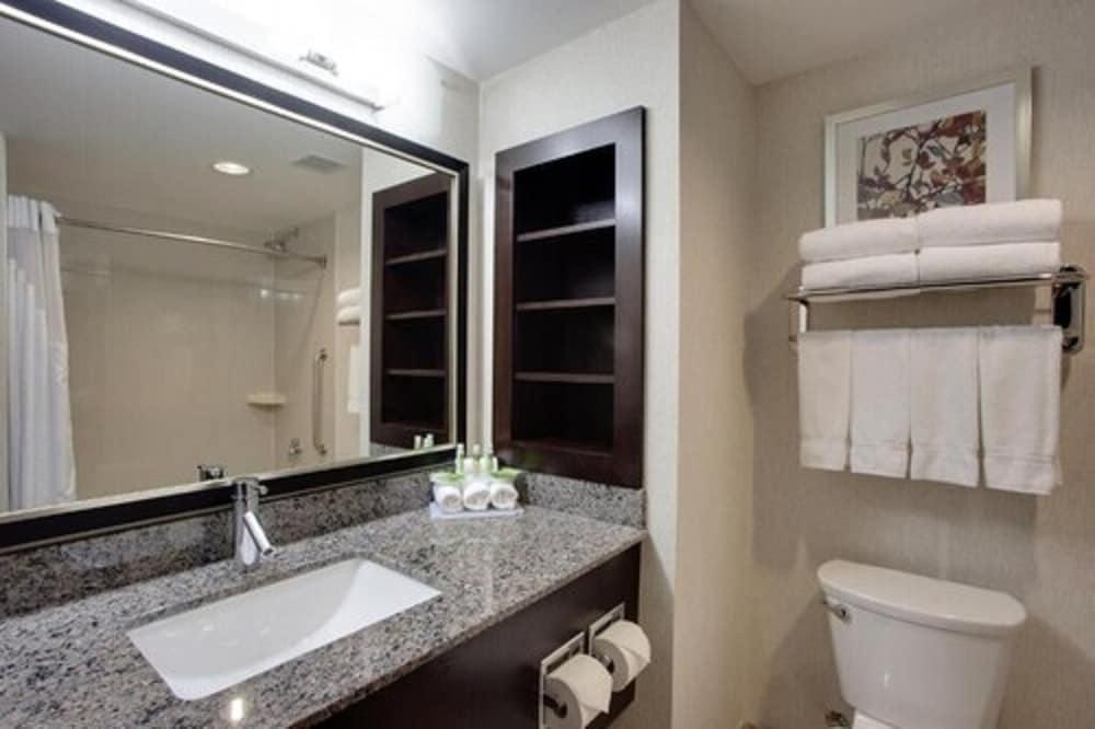 Holiday Inn Express And Suites Ottawa East Orleans 18/70