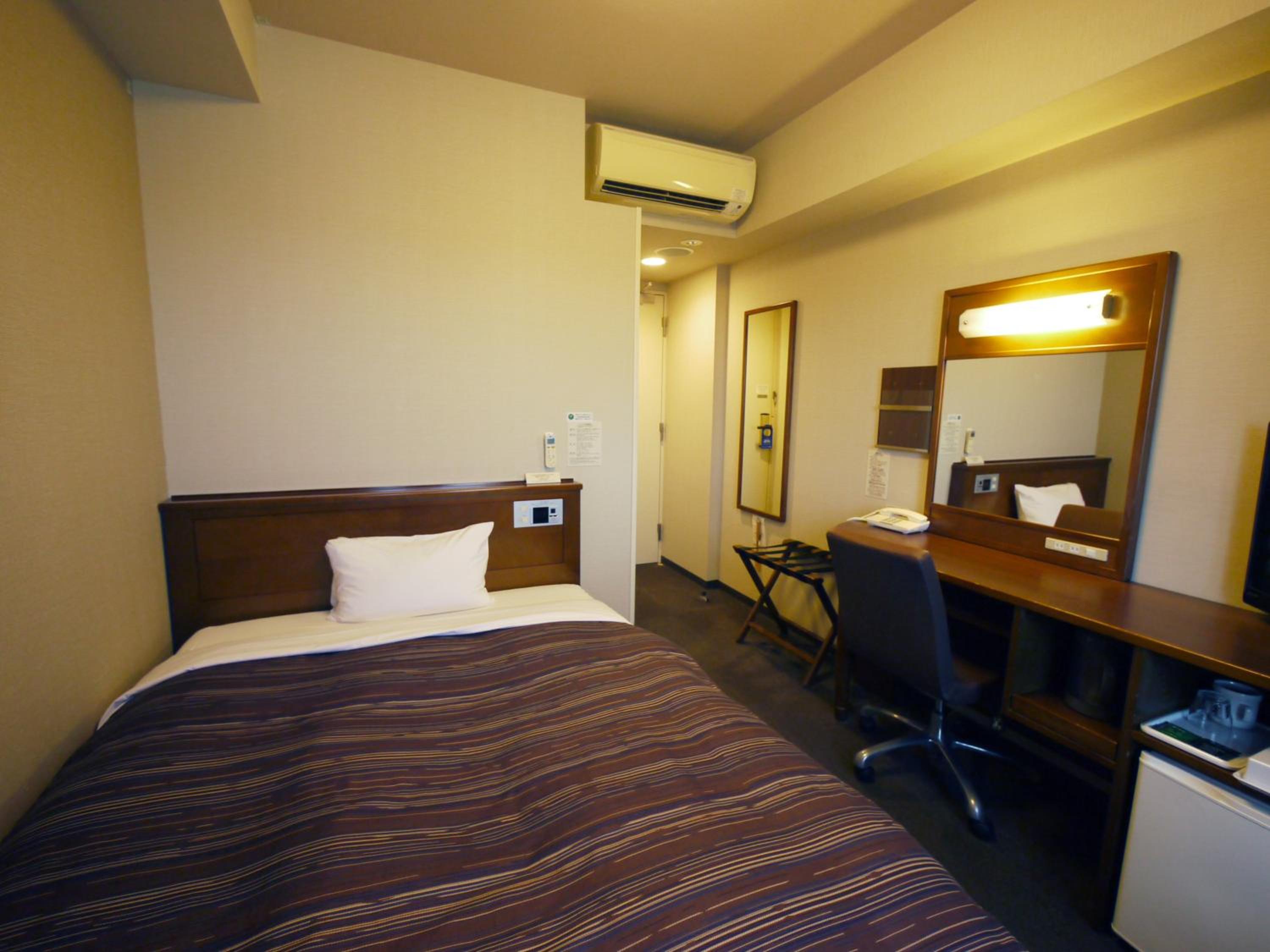 ROOM, SINGLE, ELECTRONIC CIGARETTE ONLY, SMOKING