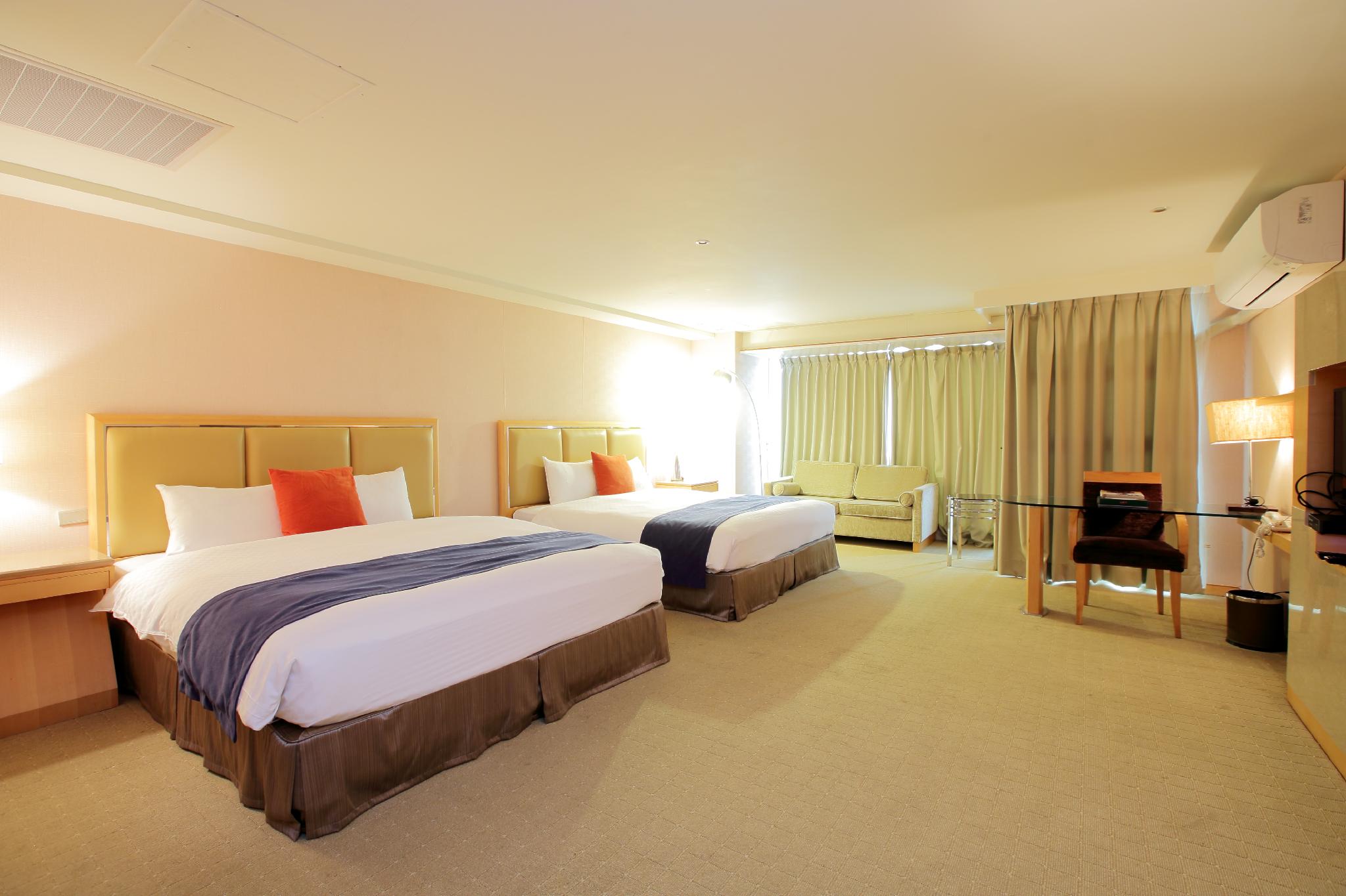 Deluxe, Quadruple, 2 King Beds, No Parking