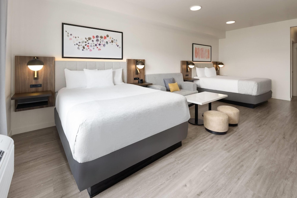 Hawthorn Extended Stay by Wyndham Alpine 27/49
