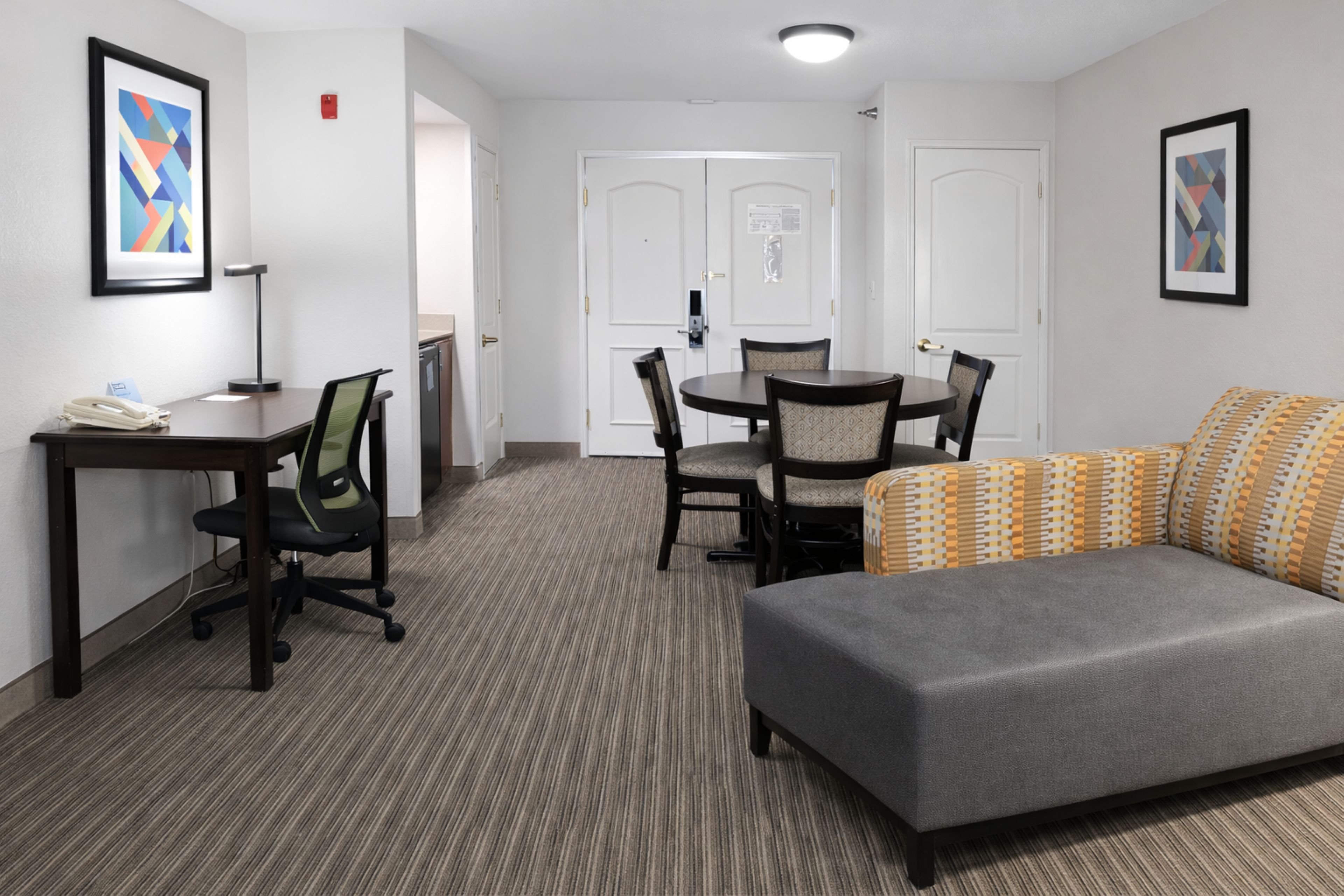 Holiday Inn Express Hotel Suites Winner 52/74