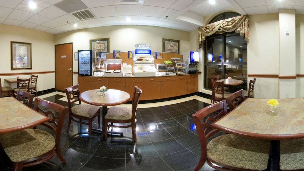 Holiday Inn Express and Suites Houston - Memorial Park Area 38/45