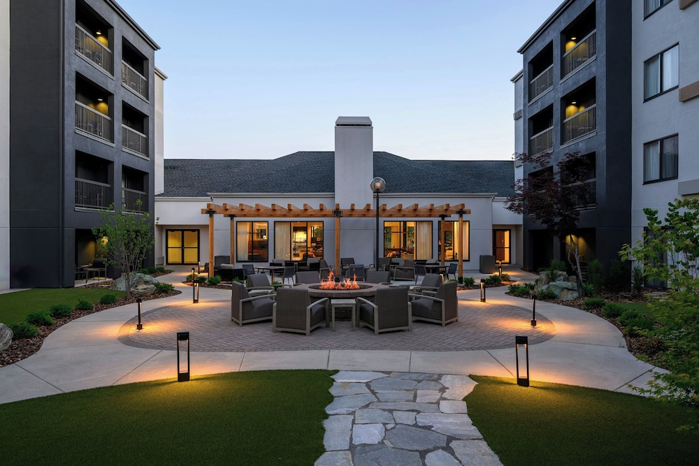 Courtyard By Marriott Downtown Boise 56/58