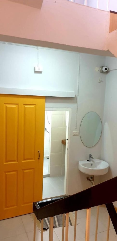 ASOKE MONTRI HOSTEL 50/50
