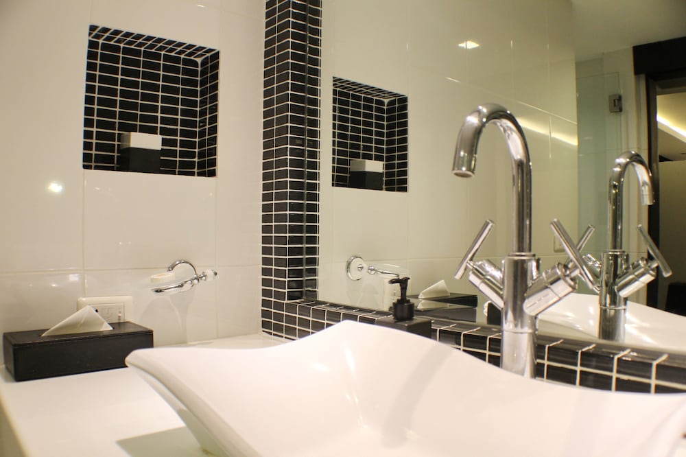 ONE BEDROOM DELUXE SUITE