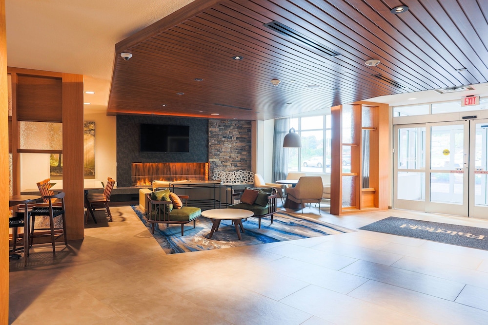 Fairfield Inn & Suites by Marriott Marquette 28/37