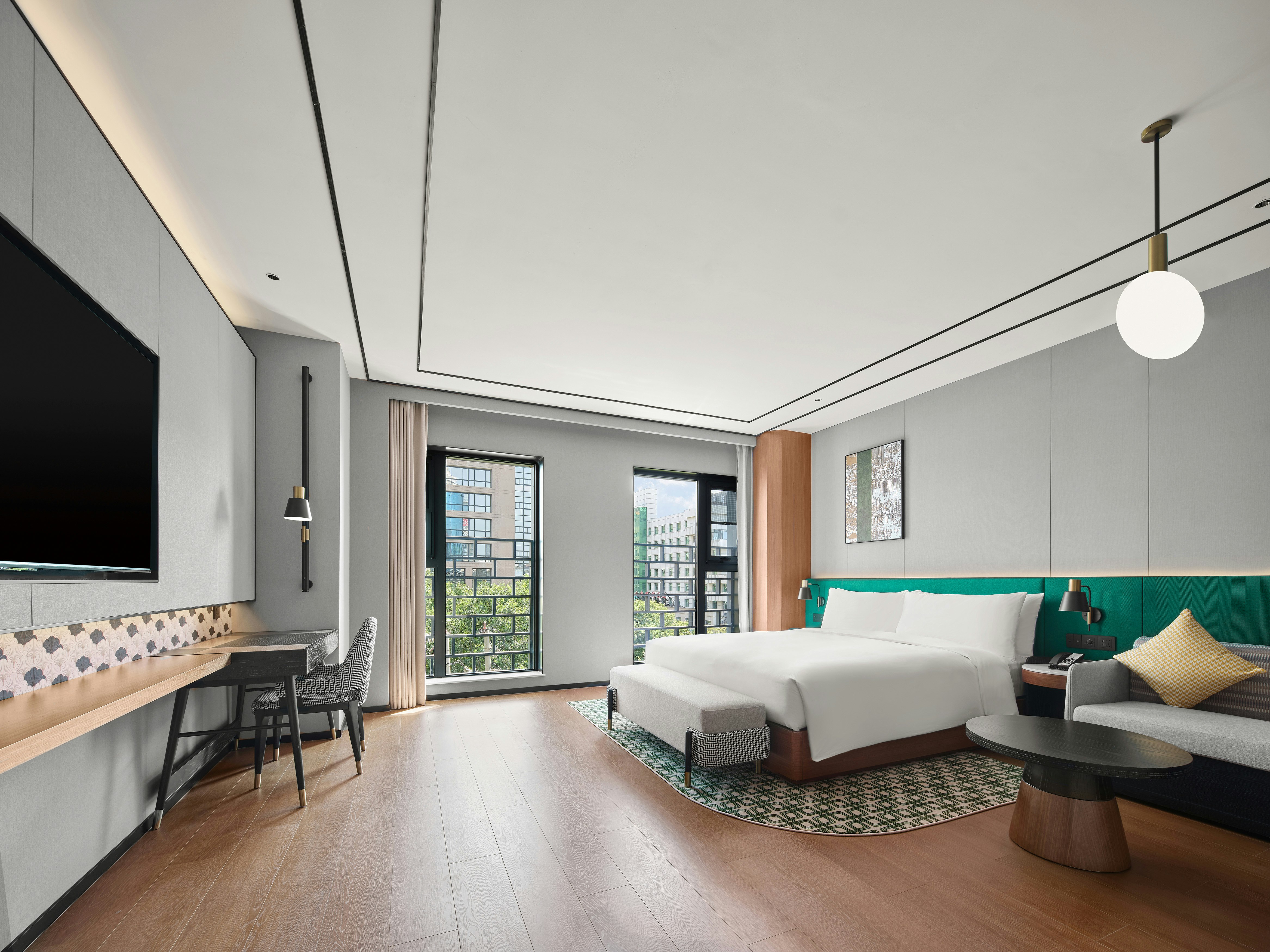 GUEST ROOM, KING BED
