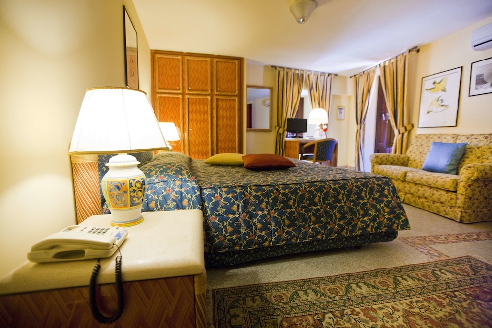 Hotel Elimo 16/72