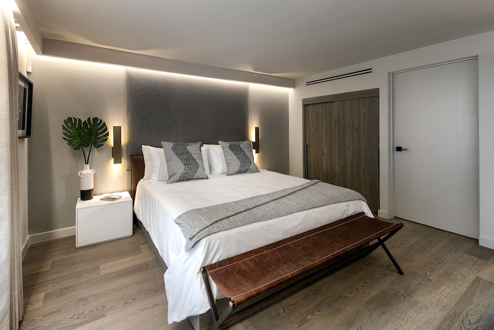 Pine, Studio, King Bed