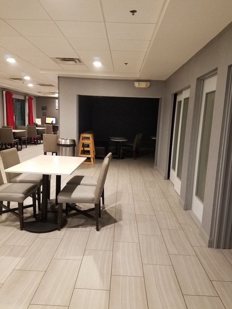 Hampton Inn Kansas City/Blue Springs 14/36
