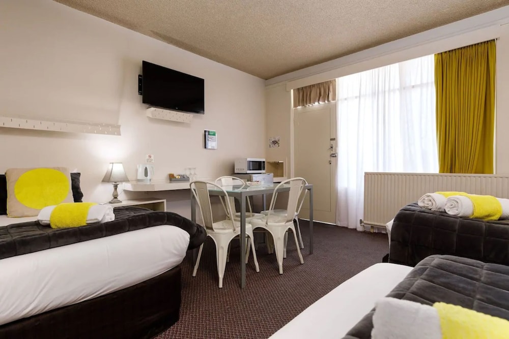 Oval Motel 17/42