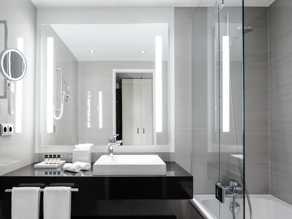 غرفة ديلوكس بسرير كينج، Pullman Berlin Schweizerhof 3/7