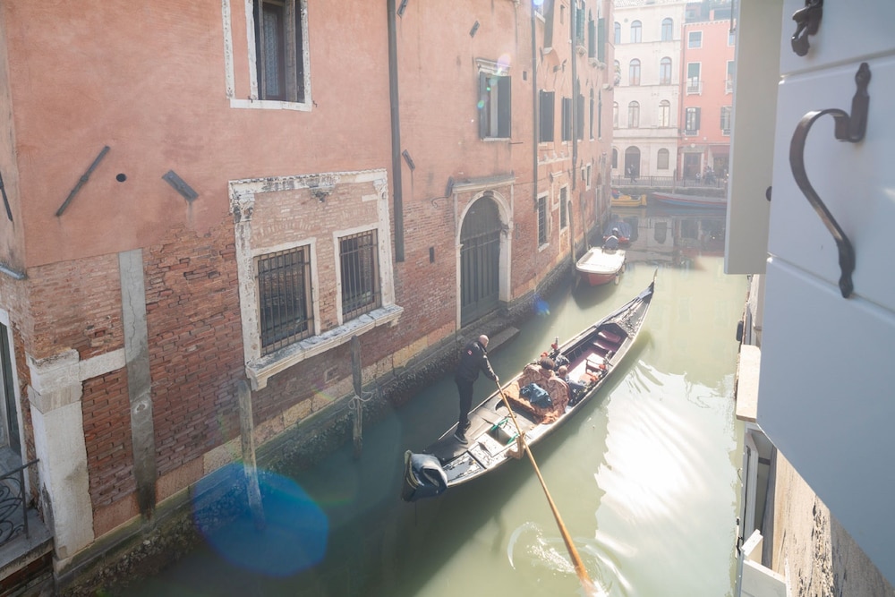Apartments in San Marco with Canal View 1/37