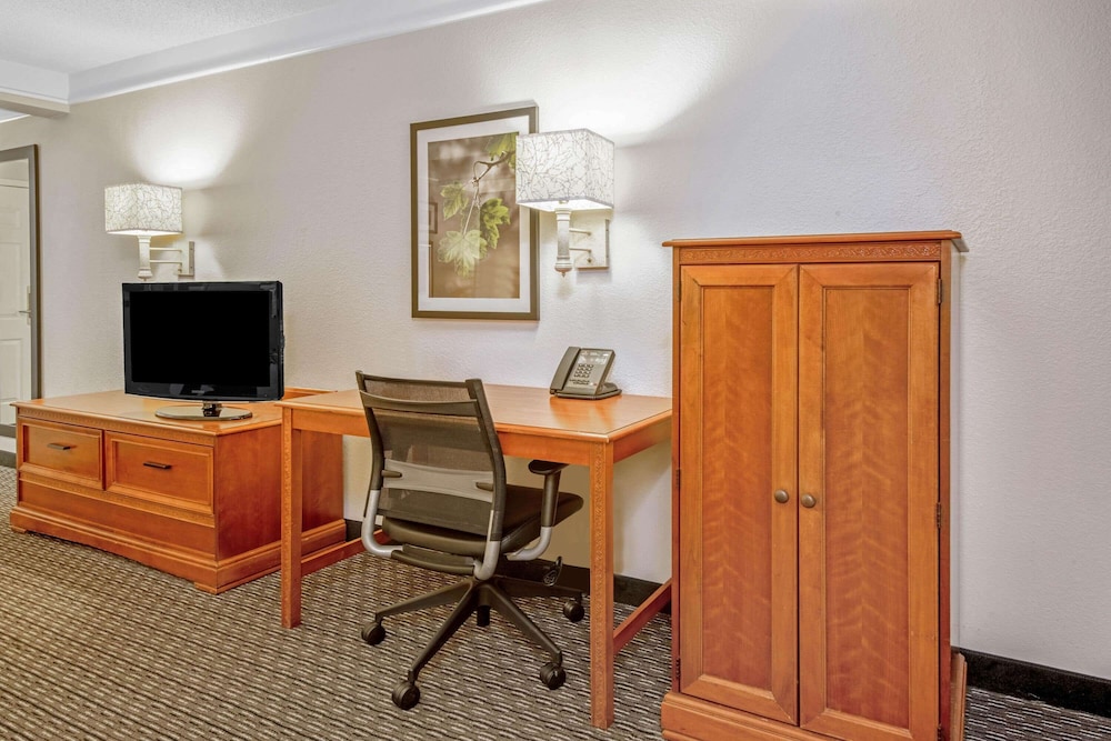 La Quinta Inn & Suites by Wyndham San Antonio Airport 47/63