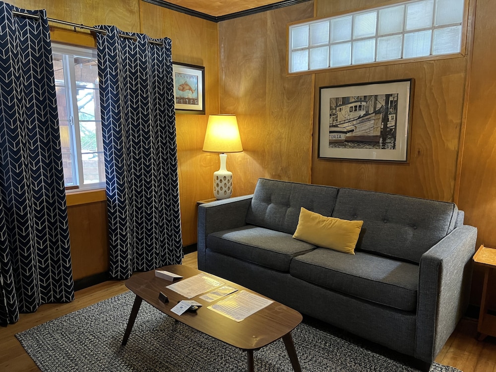 Anchor Inn Resort 24/50
