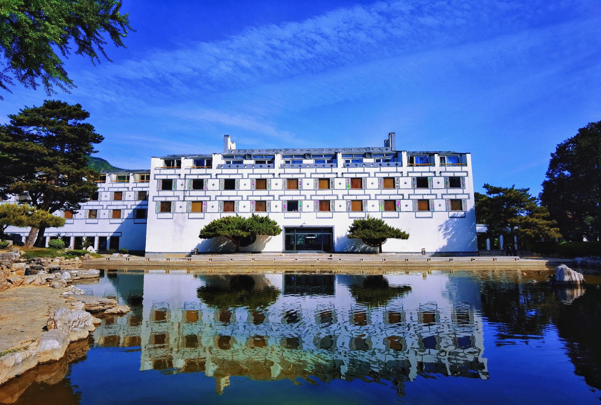 Fragrant Hill Hotel 8/60