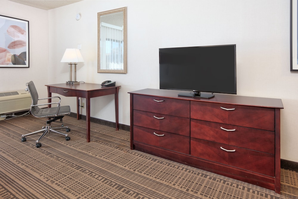 Holiday Inn Hotel And Suites 54/66