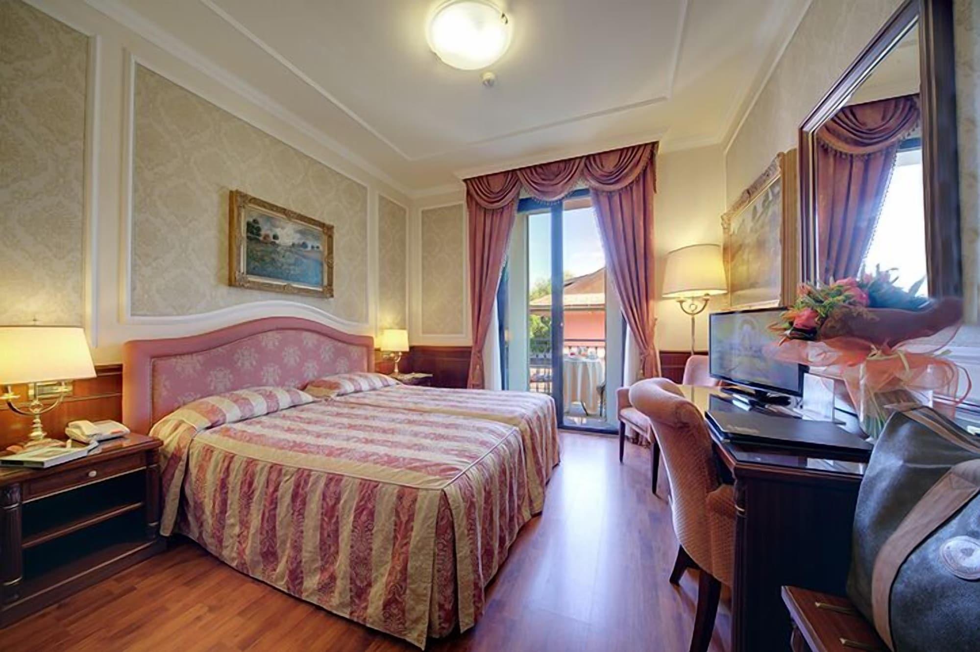 Classic, Double Bed, Mountain Side