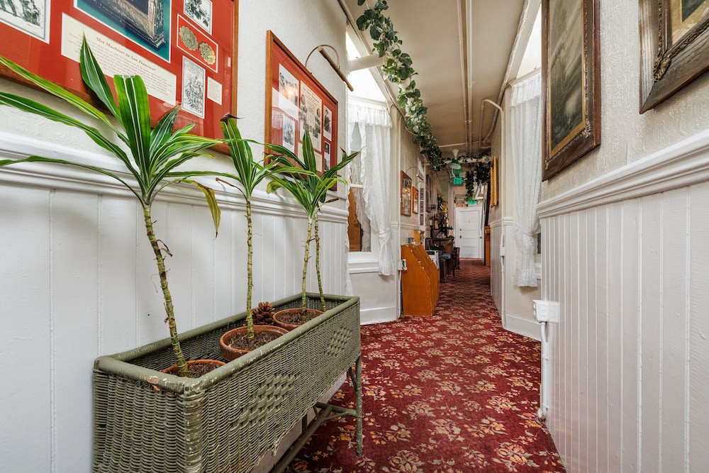 San Remo Hotel 7/50