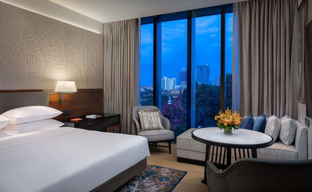 Hyatt Regency Phnom Penh 17/72