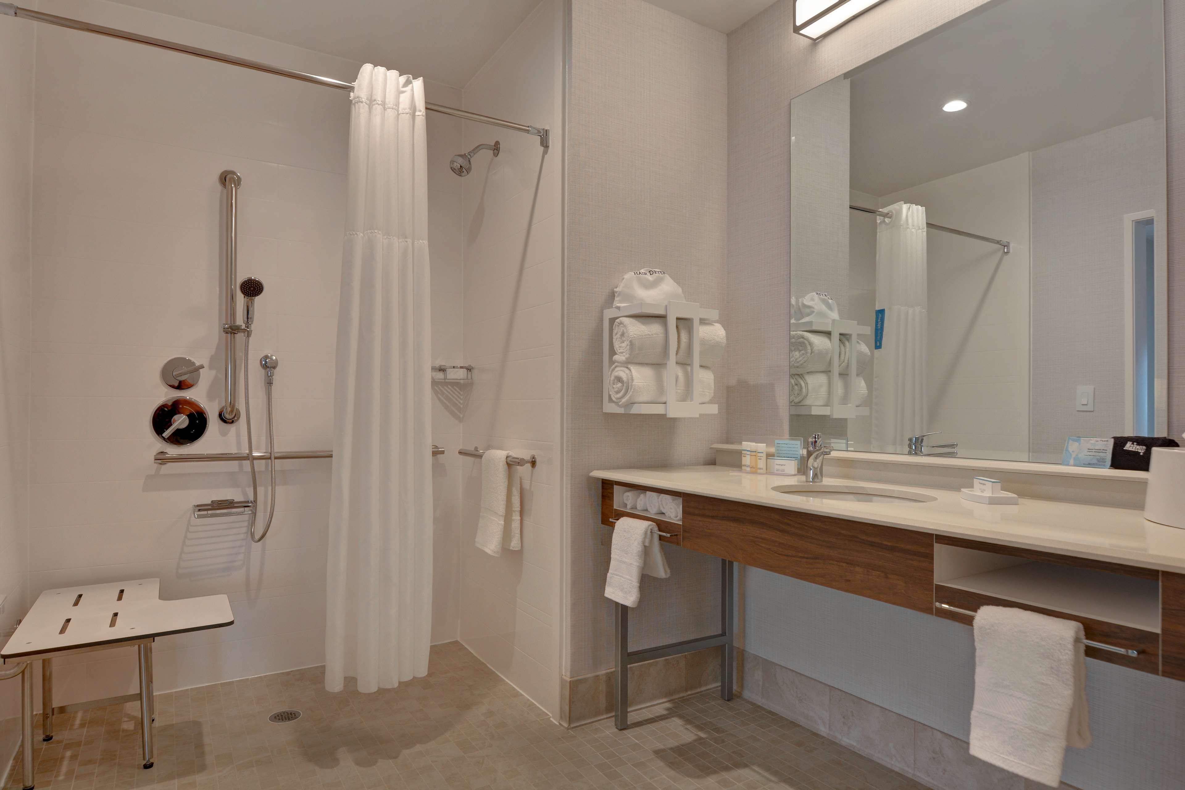 جناح لذوي الإعاقة، Hampton Inn & Suites Nashville Downtown Capitol View, Tn 2/2