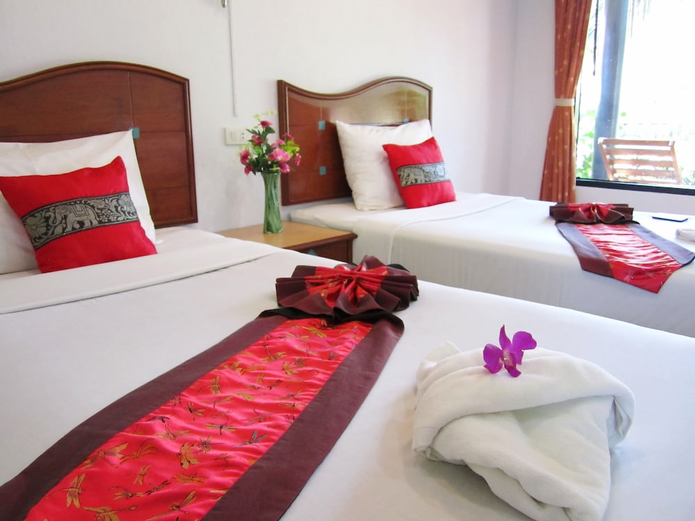 DELUXE, DOUBLE OR TWIN BED