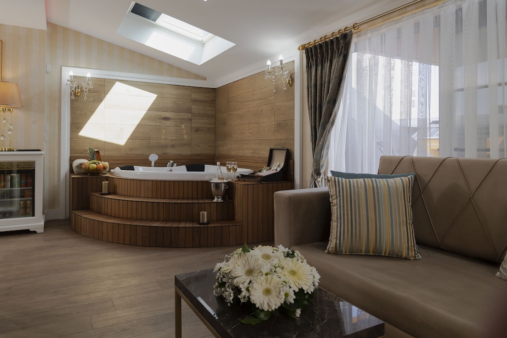 Elysium Green Suites 6/60