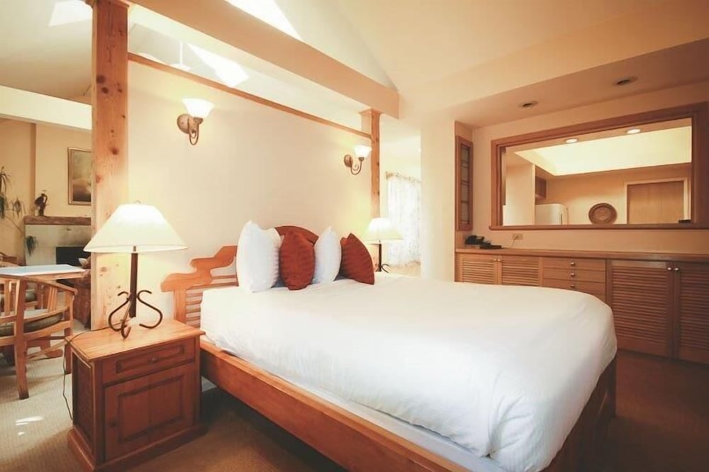 Garden, Deluxe, Suite, Queen Bed, Sofa, Spinnakers Brew Pub Guest Houses 2/3