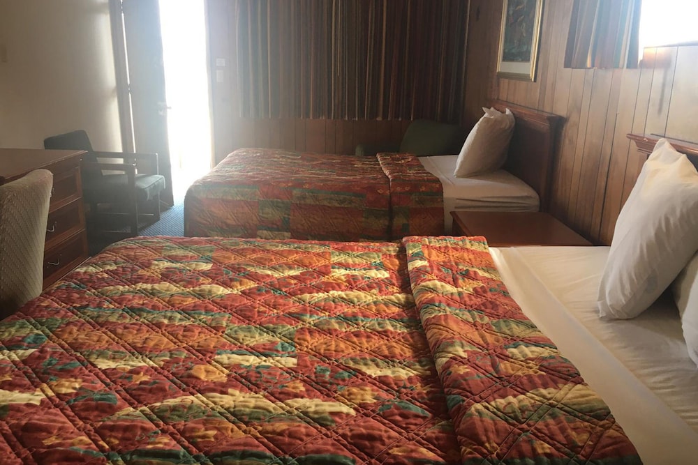 Sky-Palace Inn & Suites El Dorado 18/27