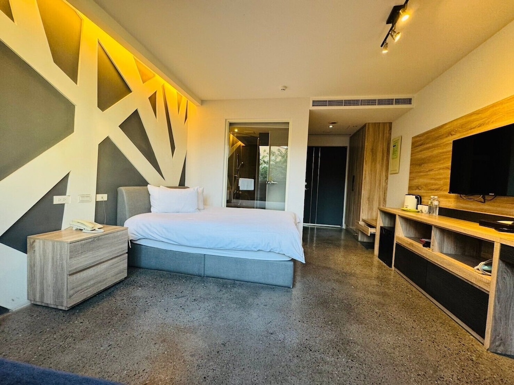 Travel Light Hotel 12/50