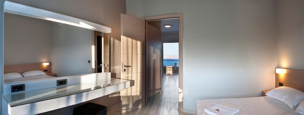Family, Apartment, Queen and Twin Beds, Lateral Side Sea View