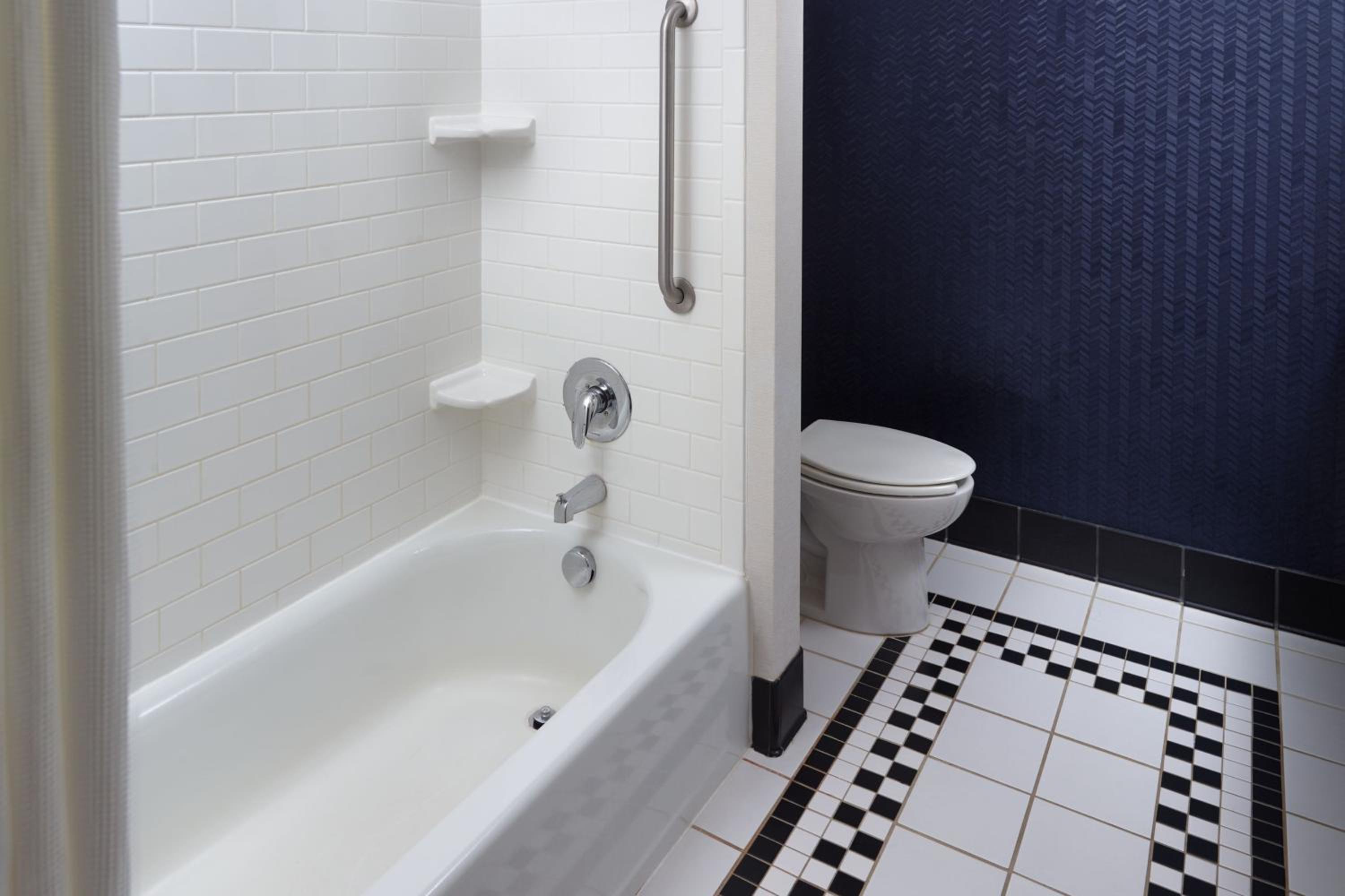 غرفة بسرير كينج بحوض استحمام لذوي الإعاقة، Fairfield Inn And Suites Orlando At Seaworld 8/10