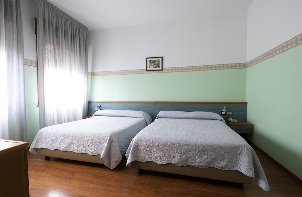 Vienna Hotel 12/53