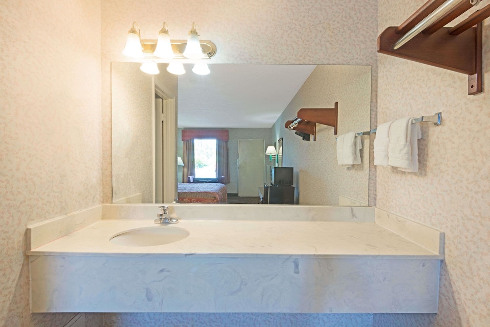Days Inn by Wyndham Greenville AL 7/33