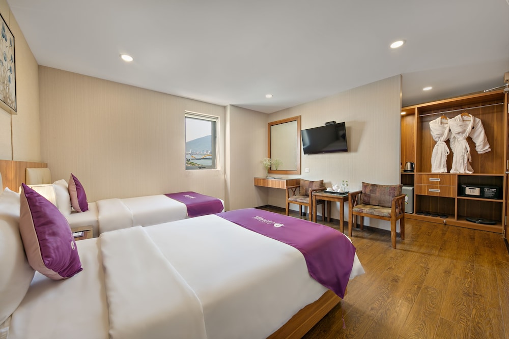 DELUXE, MULTIPLE BEDS, CITY VIEW