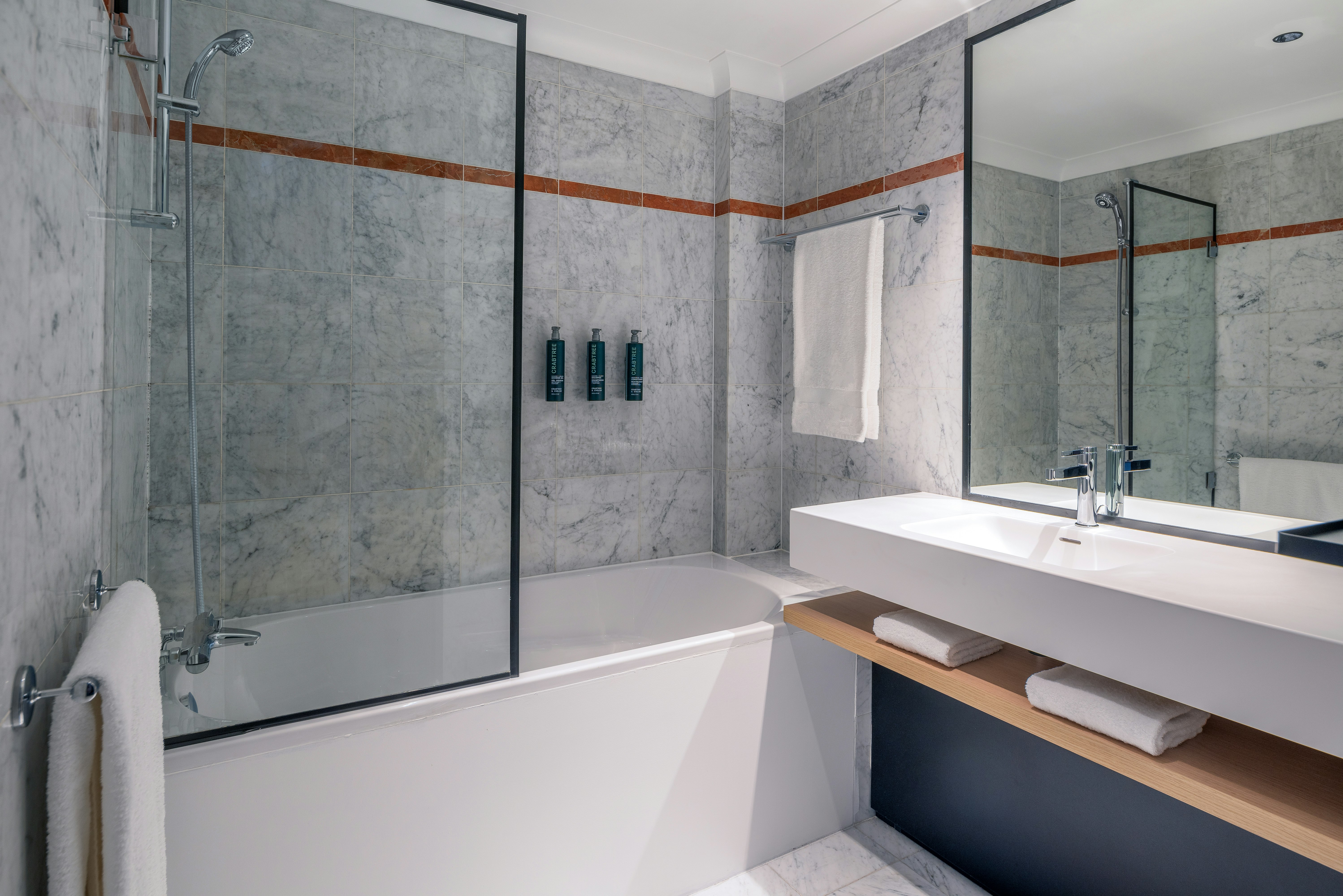 Room, King Bed, DoubleTree by Hilton Paris Bougival 7/7