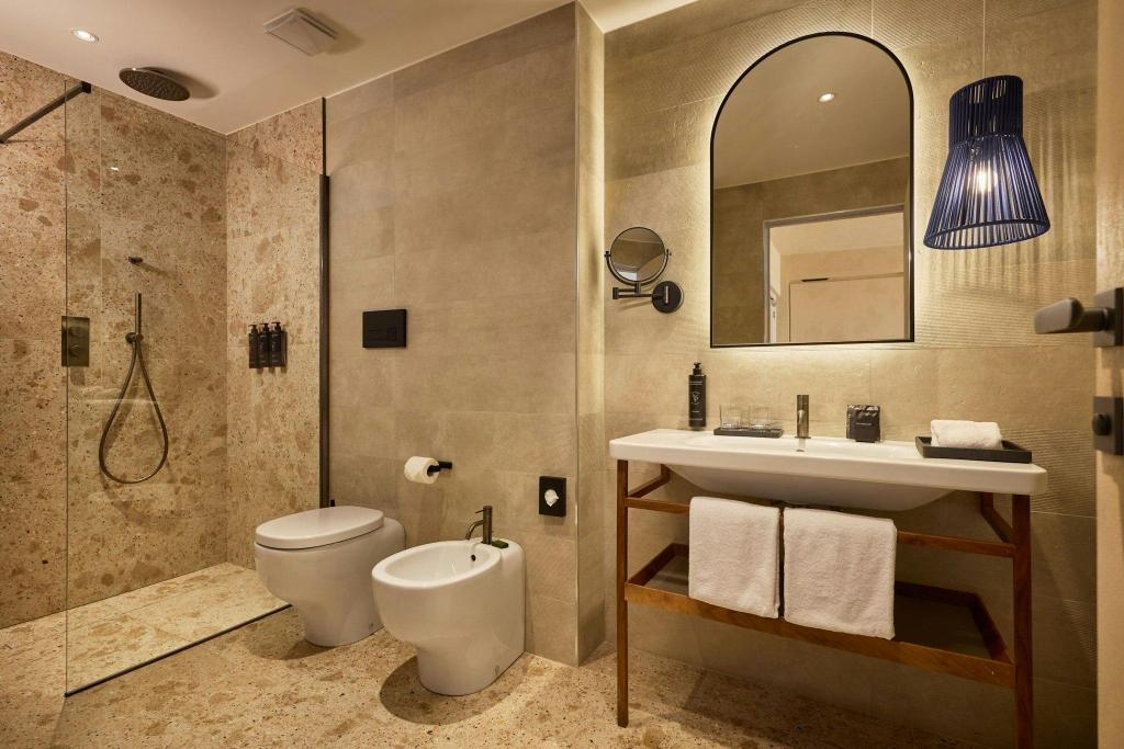 Junior Suite, King Bed, Private Poolterrace