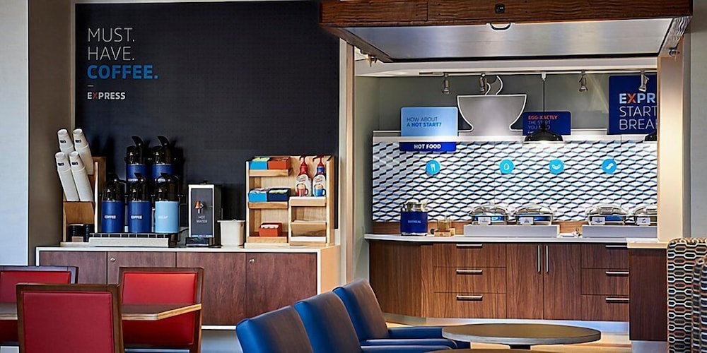 Holiday Inn Express & Suites Heath - Newark 26/31