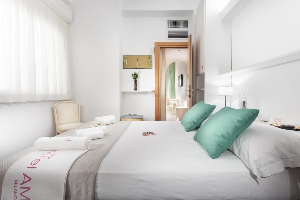 ROOM, QUADRUPLE