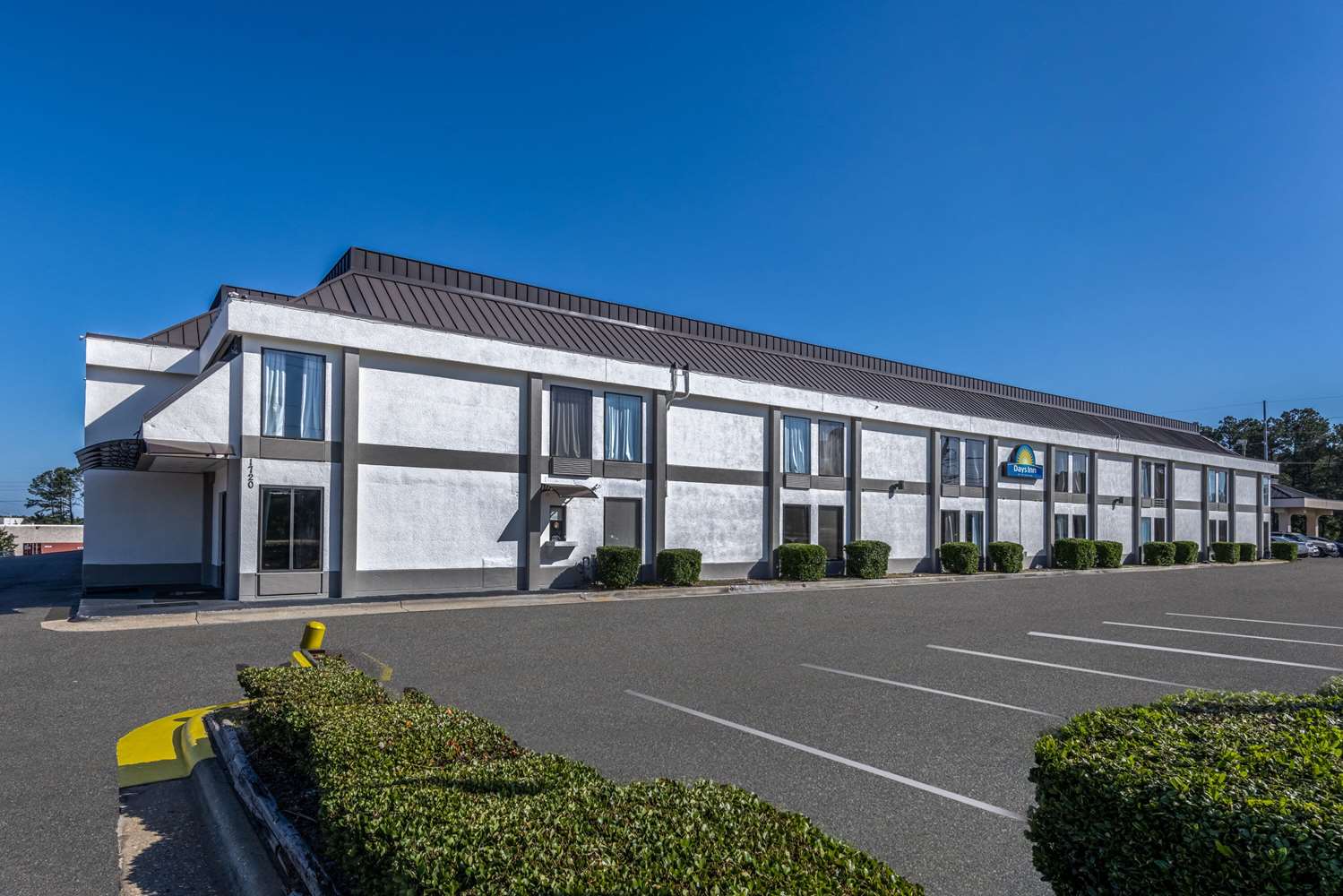 Days Inn & Suites by Wyndham Fort Bragg/Cross Creek Mall 6/41
