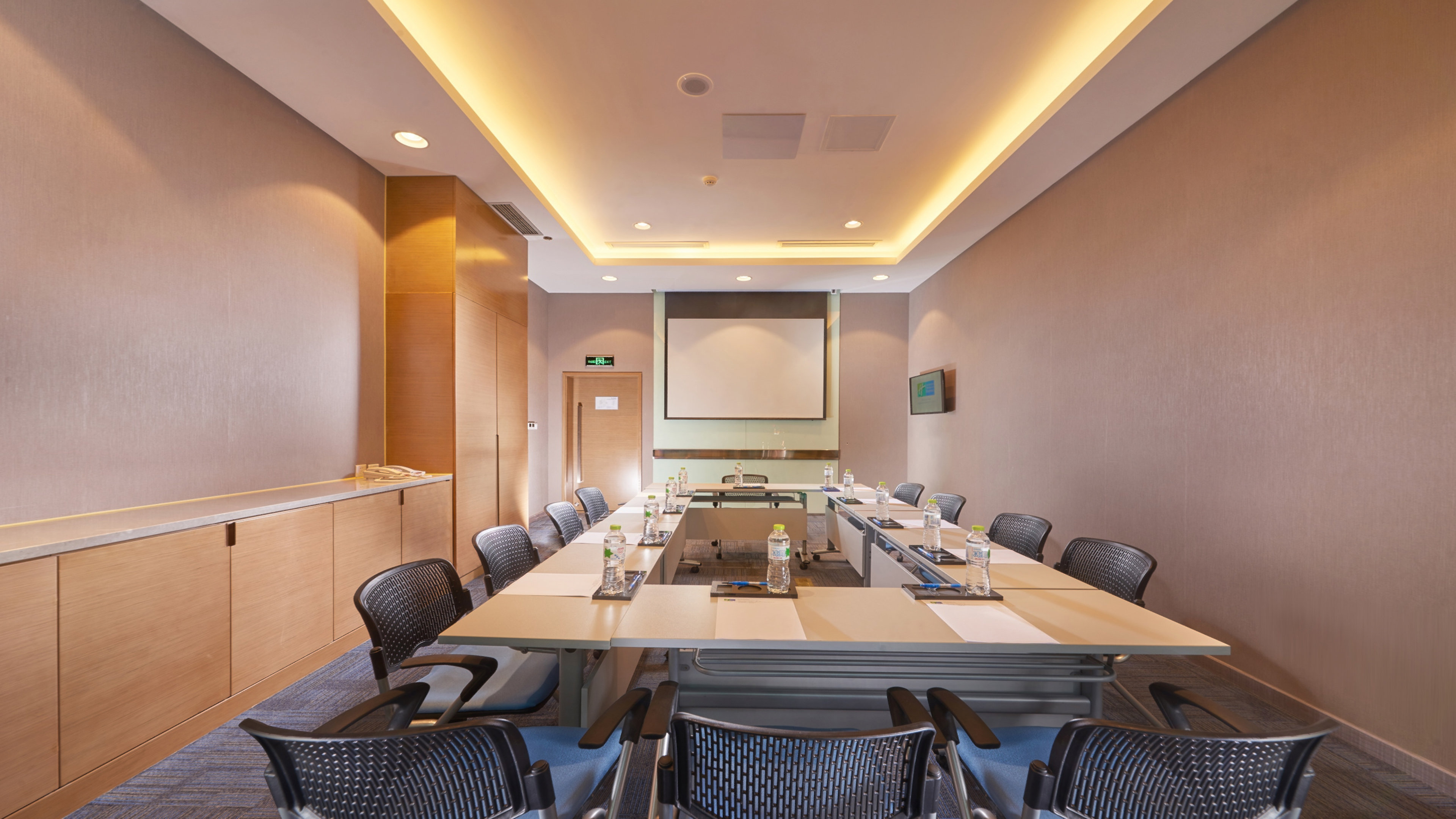 Holiday Inn Express Chongqing University Town 50/55