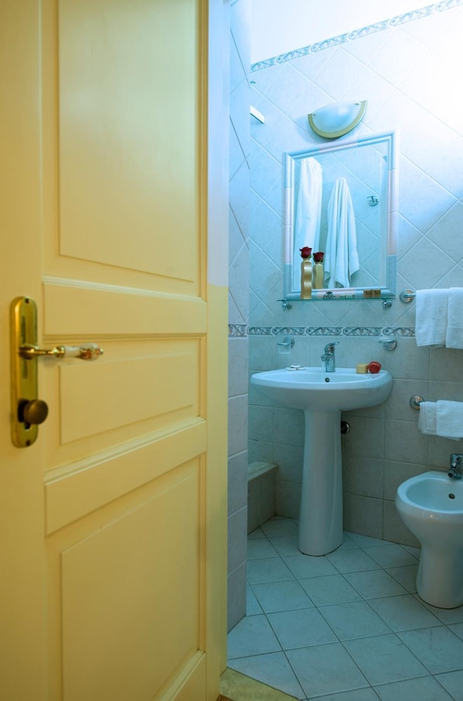 Joli Hotel 15/50