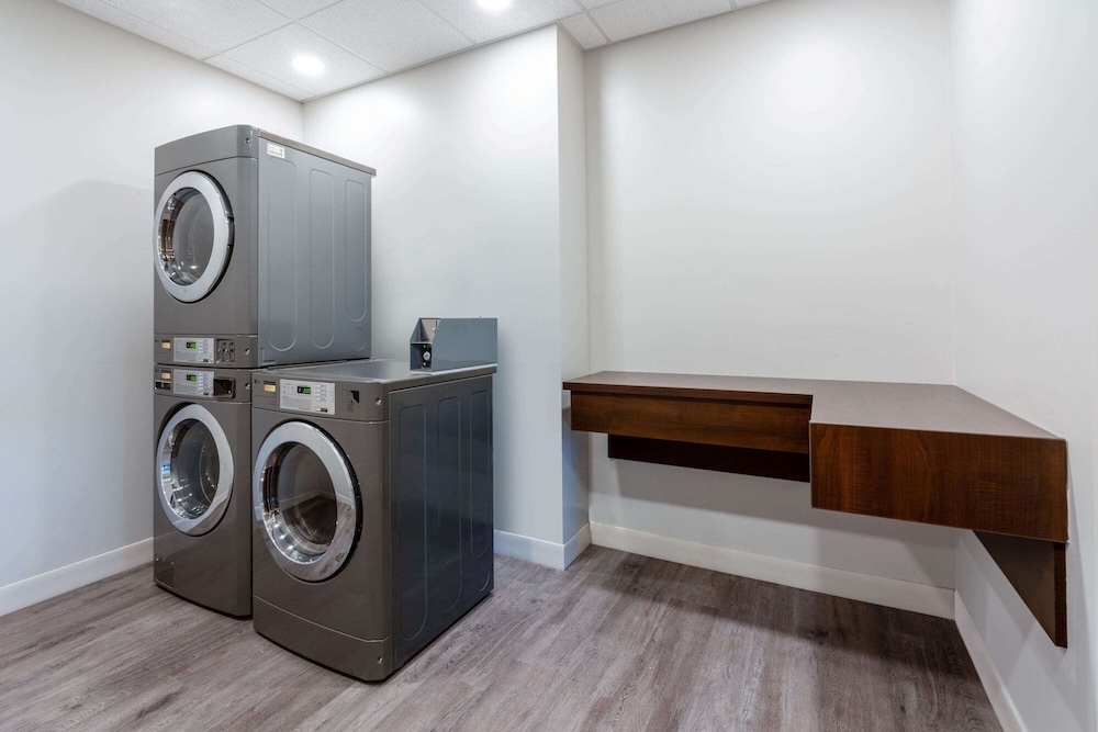 Microtel Inn & Suites Montreal Airport-Dorval QC 4/35