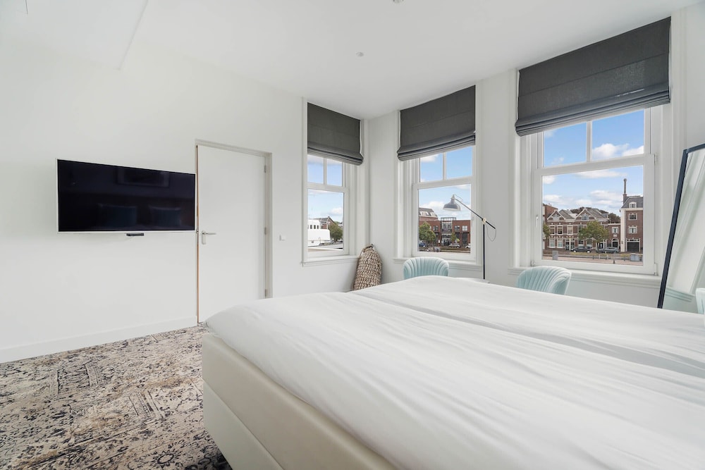 SUPERIOR, KING BED, BATHTUB