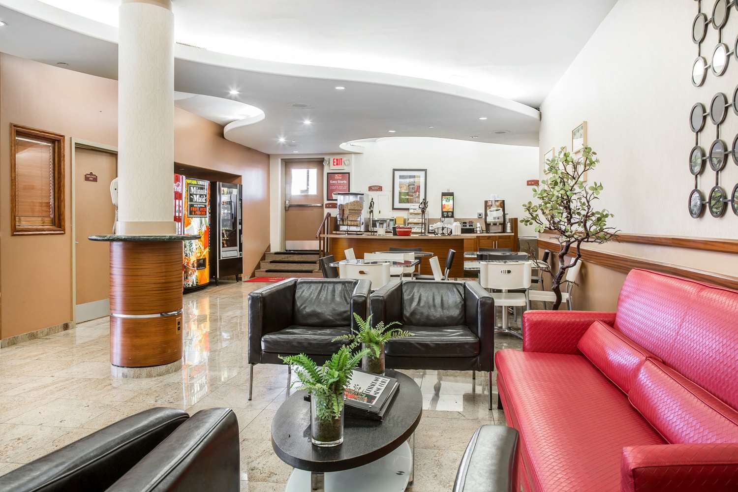 Econo Lodge West Haven 24/38