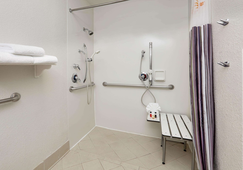 La Quinta Inn Suites Dallas North Central 24/48