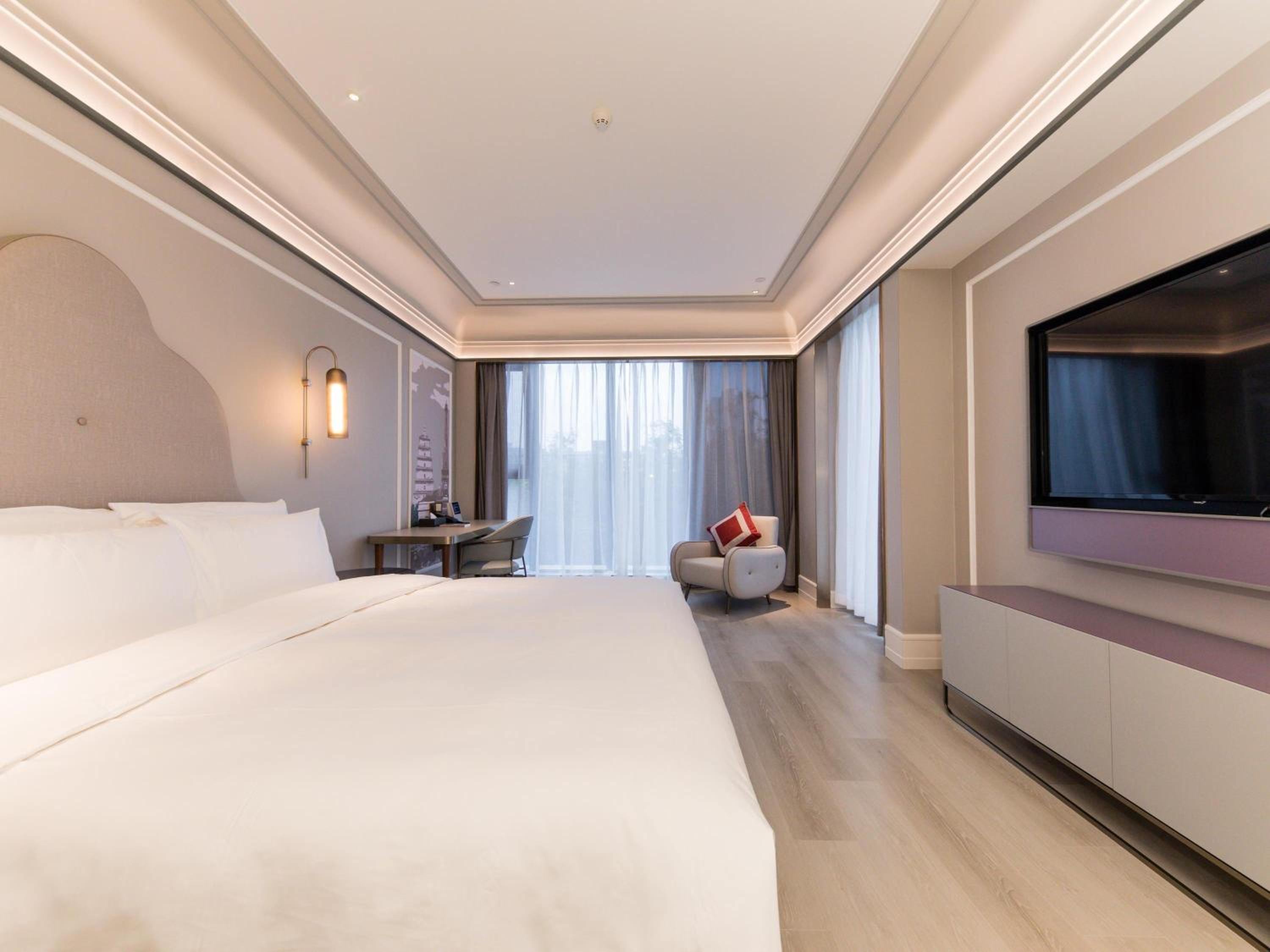 DELUXE, KING BED, GARDEN SIDE