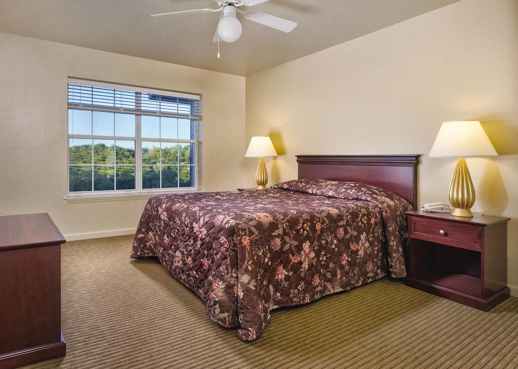 1 BEDROOM, SUITE
